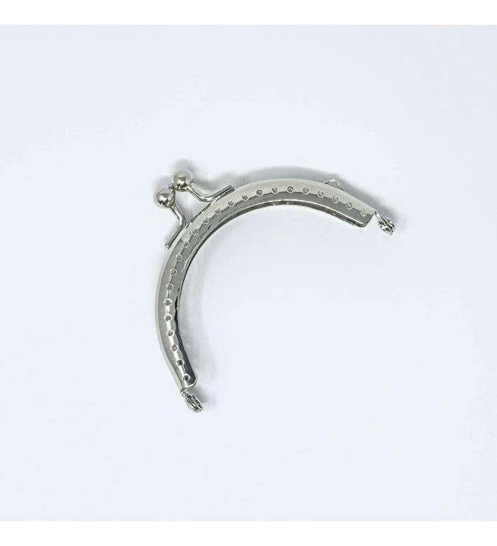 CHIUSURA POCHETTES AD ARCO